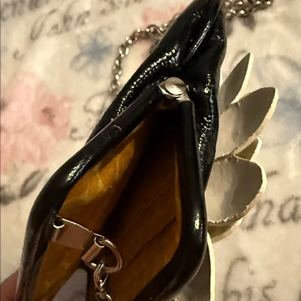 Brighton Sunny Days white daisy coin purse/evening bag EUC with detachable chain - Picture 12 of 16